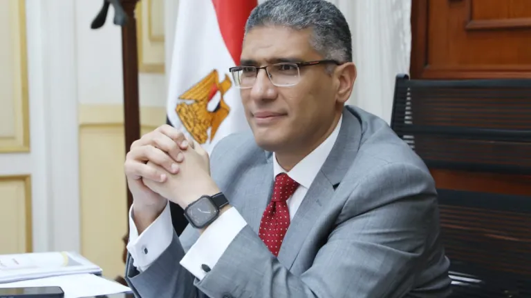 بوست يشعل الفيس غضباً .. أهالى الحوامدية والبدرشين والعياط لـ "محافظ الجيزة" يوميا نستيقظ على كابوس اسمه المواصلات .. حلم حياتنا الذهاب الى اعمالنا ومدراسنا وجامعتنا والعودة الى منازلنا في المساء .. من كثرة الزحام الطالبات والنساء يتوجهون الى الله بالدعاء على امل استقلال اى ميكروباص خشية الفتك بهم .. سائقى المركبات يقومون بتقطيع الطريق وان كان عجبك واذا تم الاعتراض "يتمسح بكرامتك الارض" .. مهزلة حقيقية يعيشها أهالى جنوب الجيزة .. فهل يتدخل النجار لحلها ؟