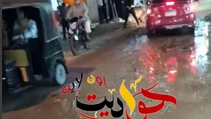 عاجل لـ محافظ الجيزة ورئيس شركة المياه .. كسر ماسورة مياه عمومية تغرق شارع الساحة بالحوامدية .. الاهالى حُبسنا في منازلنا
