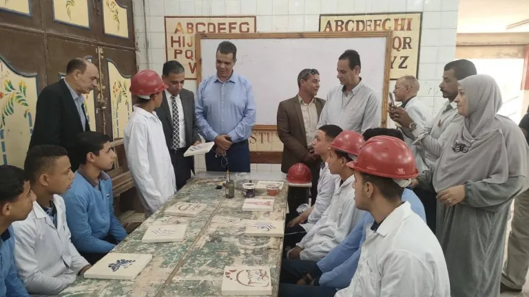 أولى قرارات وكيل وزارة التربية والتعليم بالجيزة الجديد .. إقالة مدير هذه المدرسة وتكريم أخر