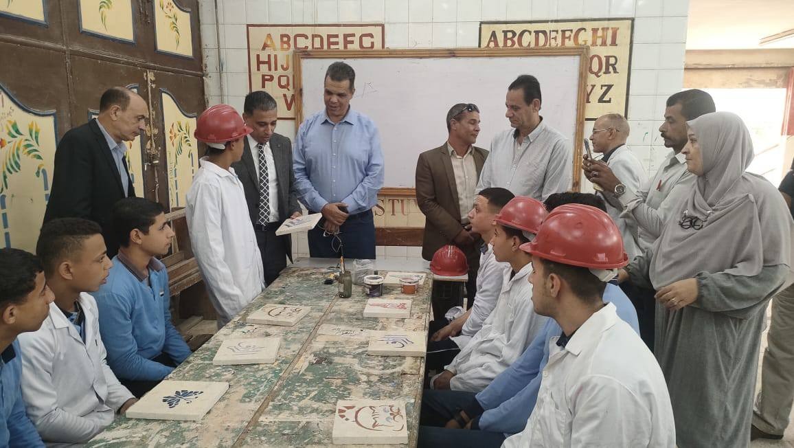 أولى قرارات وكيل وزارة التربية والتعليم بالجيزة الجديد .. إقالة مدير هذه المدرسة وتكريم أخر