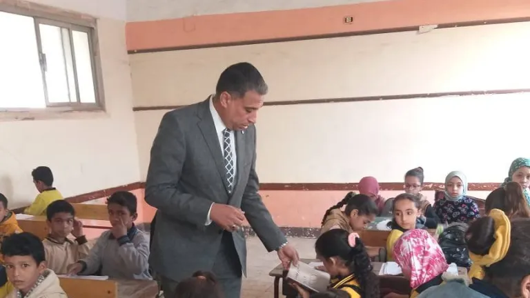 وكيل وزارة التربية والتعليم بالجيزة يبدأ جولاته الميدانية .. البداية من اطفيح .. لا تهاون مع المقصرين وتكريم المنضبطين .. تعرف على تفاصيل الجولة