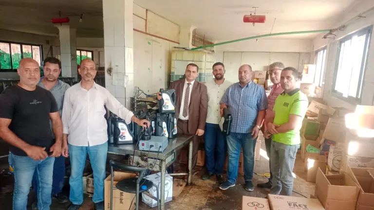 أبو صير ملوك الغش .. تقليد ماركات شهيرة من زيوت السيارات وبيعها في الأسواق .. ضبط 36 طن زيوت مغشوشة .. وكيل وزارة التموين في الجيزة يقود حملة مكبرة .. تسفر عن هذا