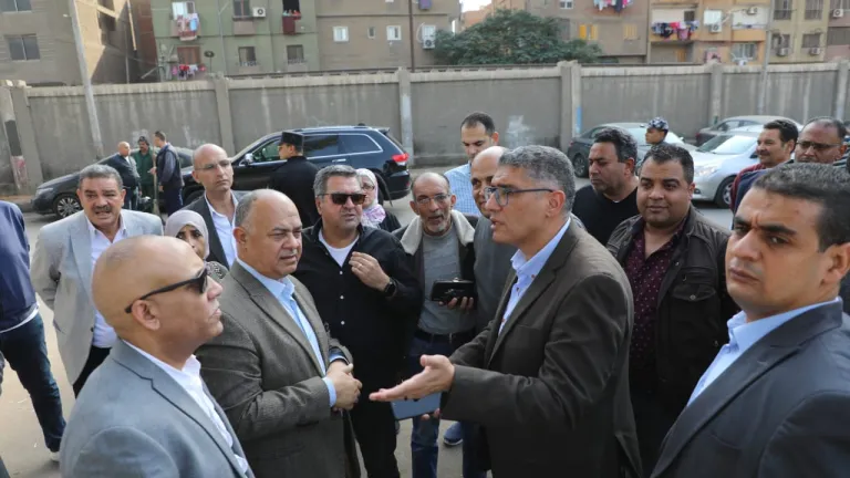 على ارض الواقع .. محافظ الجيزة يعاين موقع سوق اليوم الواحد بشارع الصوامع بامبابه