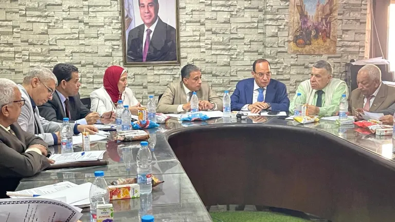 وكيل وزارة التربية والتعليم بالجيزة يجتمع بمجلس أمناء المديرية .. يشيد بدورهم .. يتعهد بذلك امامهم