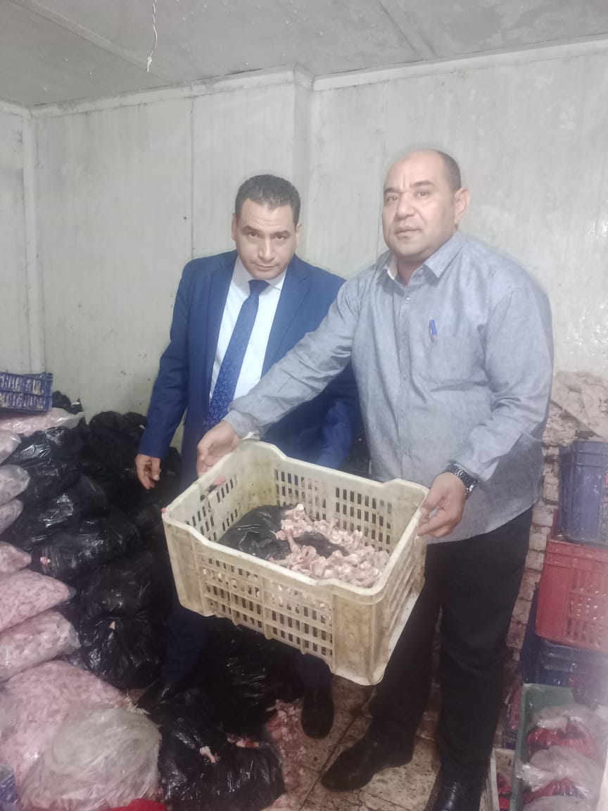 علشان تأكلوا اللانشون والسجق والبرجر .. ضبط 5 طن مصنعات لحوم من الجلود وعظام الدواجن بهذه المنطقة