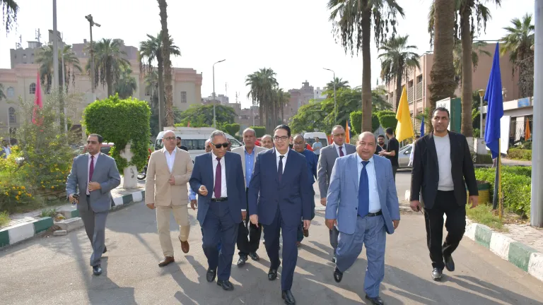 لهذه الأسباب .. رئيس جامعة القاهرة يتواجد ميدانيا بالمدينة الجامعية للطلبة