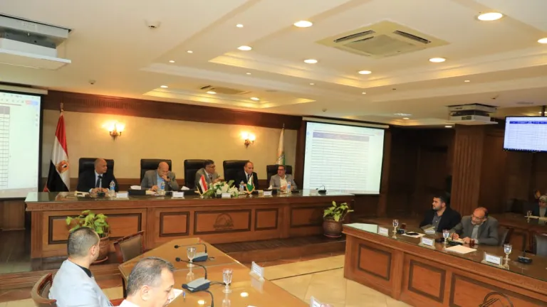 محافظ الجيزة يتابع موقف ملفات التقنين والخطة الإستثمارية والمتغيرات المكانية .. توجيهات هامة لرؤساء الاحياء والمراكز والمدن