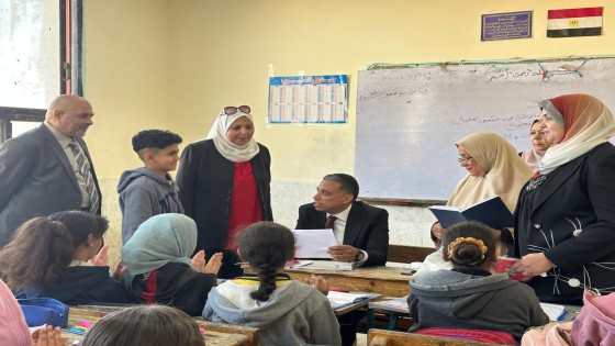 خلال جولته بإدارة أكتوبر التعليمية .. عطية يُكرم هؤلاء .. يشدد على التقييمات