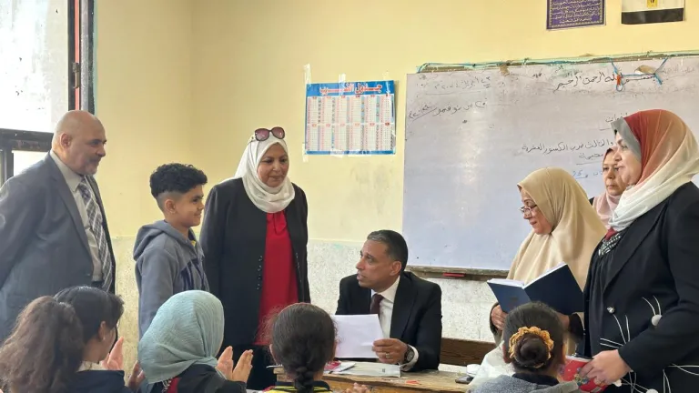 خلال جولته بإدارة أكتوبر التعليمية .. عطية يُكرم هؤلاء .. يشدد على التقييمات