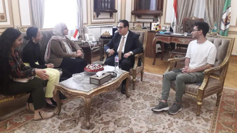 خلال حواره مع أسرة تحرير مجلة "هجرة" .. رئيس جامعة القاهرة ويوضح جهود الجامعة فى إدماج الطلاب الوافدين في المجتمع الجامعي وتقديم كل سبل الرعاية لهم