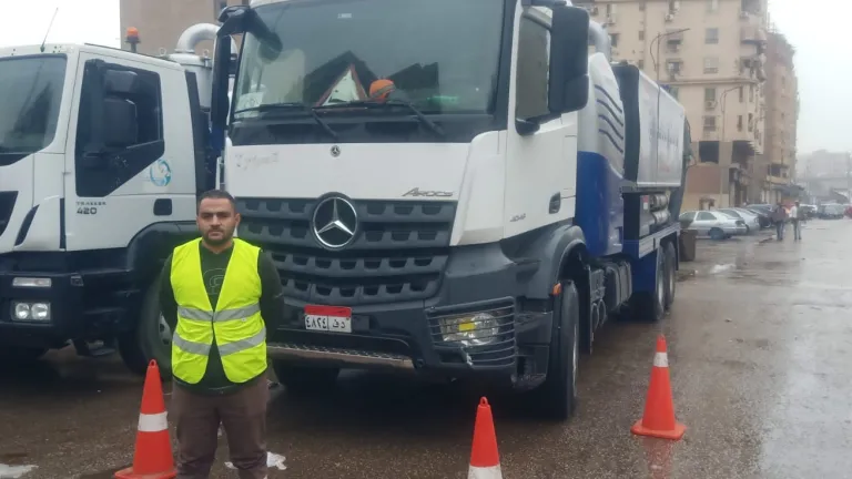 محافظ الجيزة يتابع جهود إزالة آثار الأمطار من الشوارع وتوزيع فرق العمل الميدانية