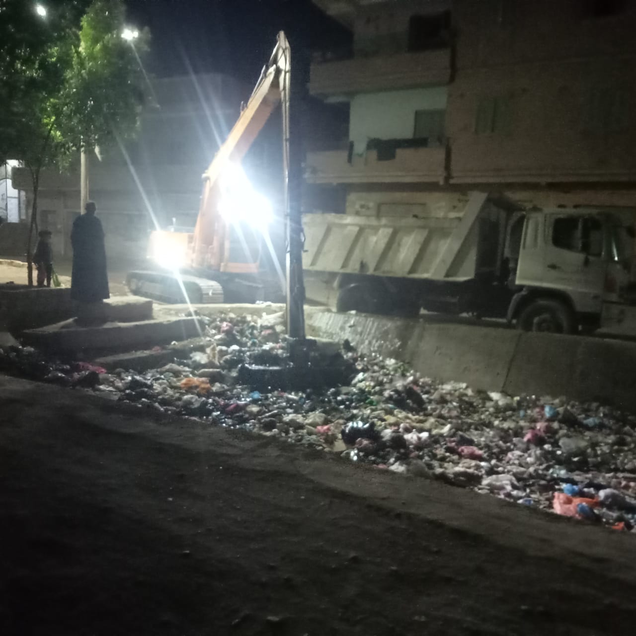 شاهد بالفيديو والصور .. استجابة لـ "حواديت اون لاين" تطهير ترعة أبو لاشين من القمامة .. الأهالي يستقبلون الامر بفرحة عارمة .. يوجهون الشكر لمحافظ الجيزة على سرعة استجابته