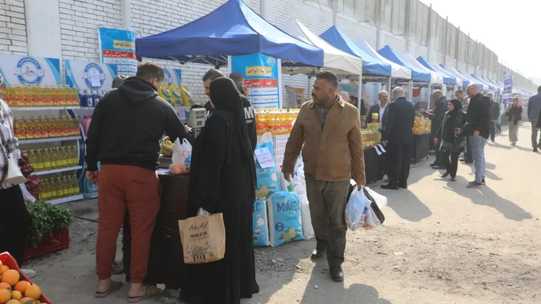 سوق اليوم الواحد بحي العمرانية يقدم السلع الأساسية بأسعار تنافسية .. خطوة جديدة لتخفيف الأعباء عن مواطني الجيزة