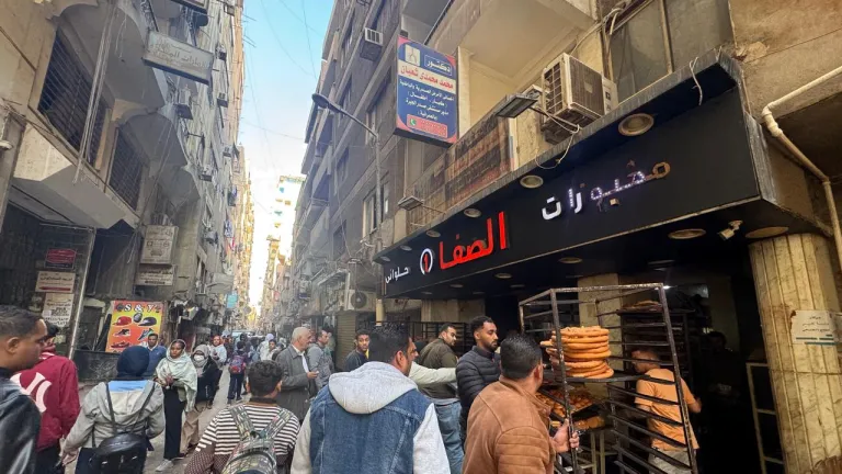 حملات مكثفة لإزالة تعديات المحال التجارية والباعة الجائلين في الطالبية وفيصل