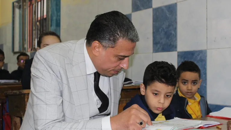 مدارس الجيزة بين المطرقة والسندان .. الثناء والعقاب هم رحلة وكيل التعليم لتصحيح المسار