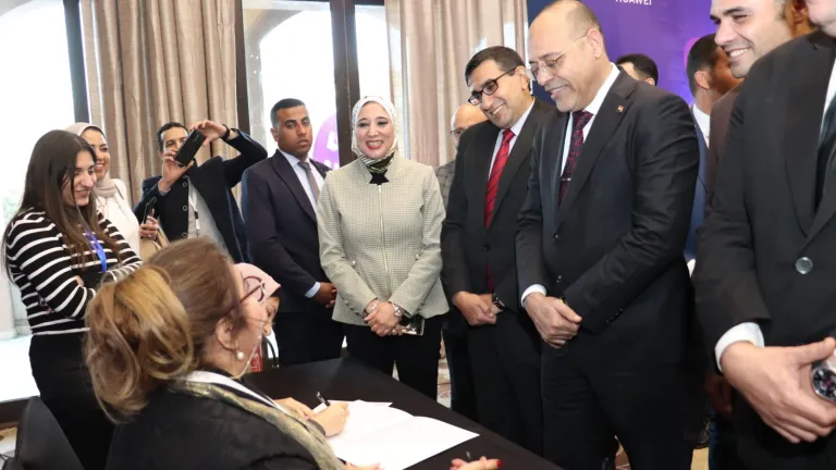 رسائل غامضة من وزير العمل لقيادات 'هواوي' .. هل تكشف 'الشركة' خطتها الكبرى؟