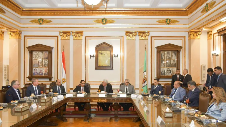مصر تتحول إلى مركز إقليمي لعلاج الأورام: اتفاق تاريخي بين جامعة القاهرة وأكبر المؤسسات العالمية