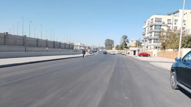 محافظ الجيزة:عودة الحركة إلى طريق مصر-الإسكندرية الصحراوي بعد انتهاء أعمال المترو