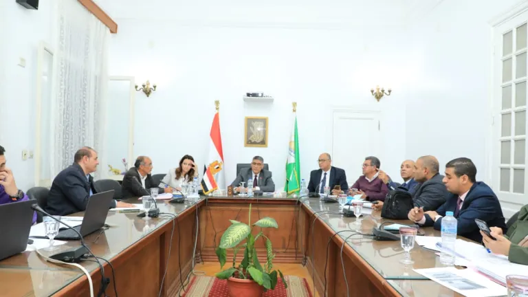 استجابة لشكاوى المواطنين .. محافظ الجيزة: يوجه بفحص الحالة الإنشائية لعقار بالكيت كات حفاظاً على سلامة السكان .. معالجة تسرب مياه ببدروم عقار بالمريوطية وتفعيل دور اتحاد الملاك