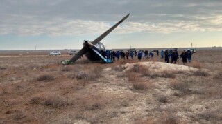 مقطع فيديو يوثق لحظة سقوط طائرة أذربيجانية بمطار أكتاو