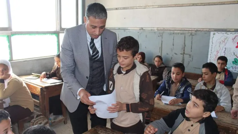 وكيل وزارة التربية والتعليم بالجيزة يواصل جولاته الميدانية لتعزيز الانضباط والتميز في المدارس .. إشادة وتكريم للمتميزين ومحاسبة للمقصرين .. يعطى رسائل حاسمة