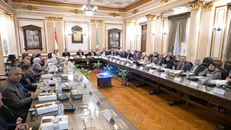 مجلس جامعة القاهرة يقر قرارات حاسمة ويمضي قدماً في خطط التوسع والاستثمار
