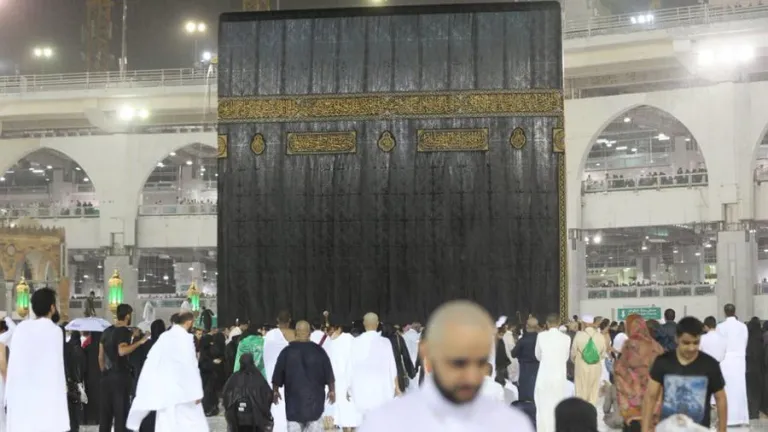 أمطار غزيرة تغمر أقدس بقاع الأرض .. التفاصيل الكاملة