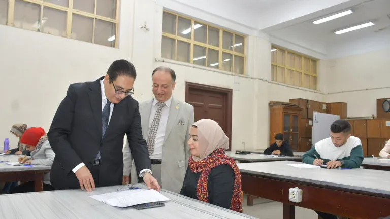 رئيس الجامعة يتحدث عن تفاصيل لم تُكشف من قبل حول سير الامتحانات