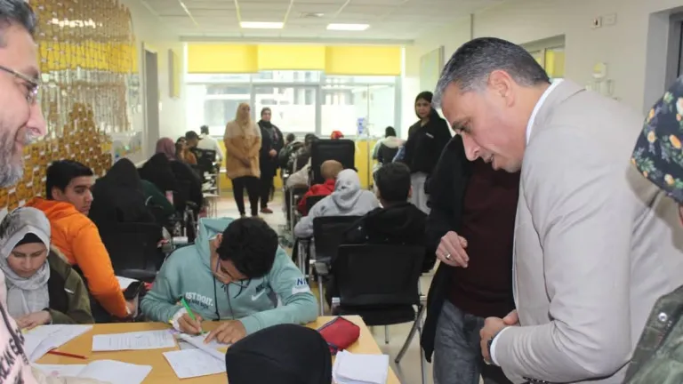 زيارة ملهمة من وكيل وزارة التربية والتعليم بالجيزة .. يبعث برسائل أمل لطلاب المستقبل في مستشفى 57357