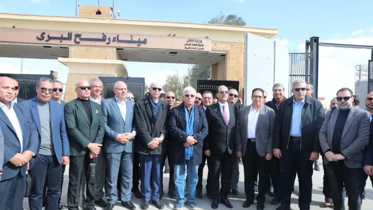 مصر تتحرك: وزير التعليم العالى ورئيس جامعة القاهرة يتابعان استقبال مصابي غزة في معبر رفح .. هذا ما تم فعله