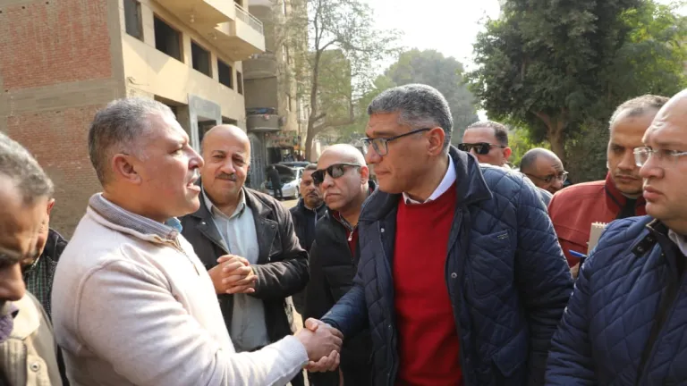 في أول جولة له بمدينة الحوامدية منذ توليه حقيبة الجيزة موقع "حواديت أون لاين" يكشف المستور امام المحافظ