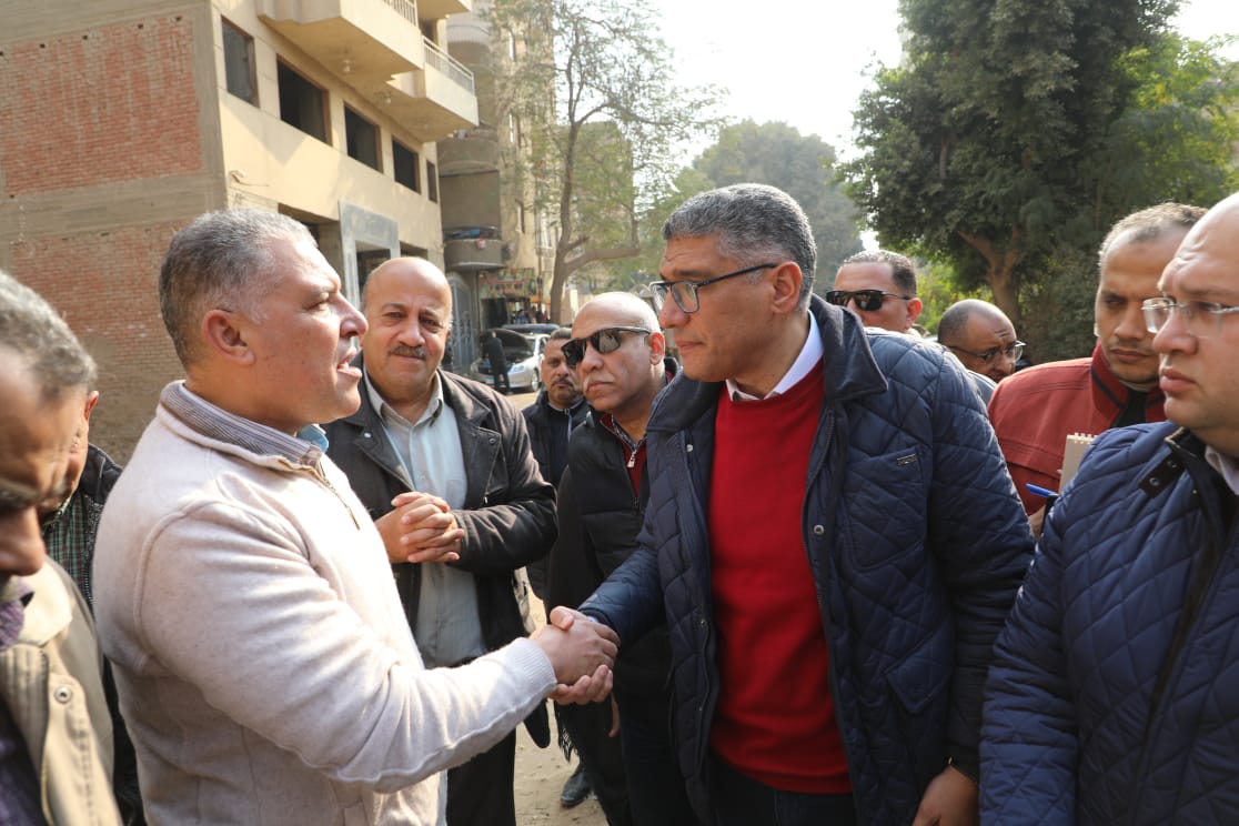 في أول جولة له بمدينة الحوامدية منذ توليه حقيبة الجيزة موقع “حواديت أون لاين” يكشف المستور امام المحافظ