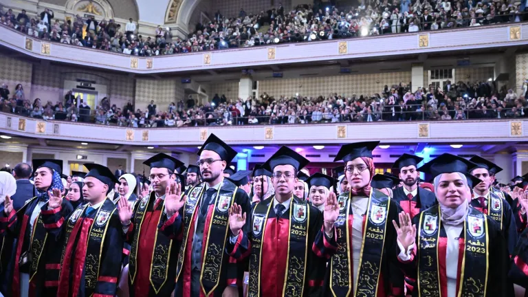 جامعة القاهرة تشهد احتفالًا مهيبًا بتخريج دفعة جديدة من أطباء قصر العيني