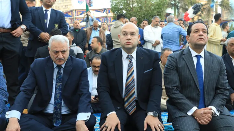 نيابةً عن المحافظ .. نائب محافظ الجيزة يؤدي صلاة عيد الفطر بساحة مصطفى محمود وسط حشد كبير
