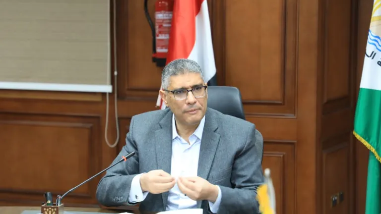 قرارات حاسمة لتعليم الجيزة .. المحافظ يطالب بالانضباط المدرسي!