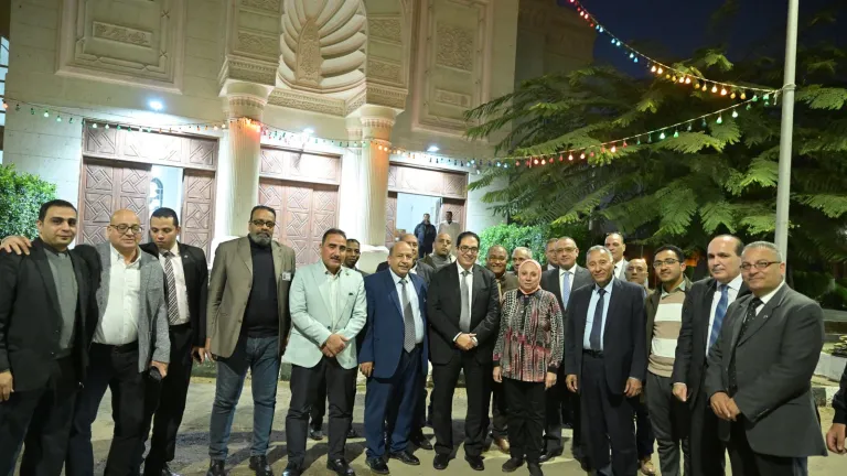 إفطار يجمع القلوب .. رئيس جامعة القاهرة وسط طلاب المدينة الجامعية