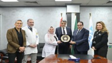 رئيس جامعة القاهرة يكرّم فريق مستشفى أورام الثدي بعد حصدهم الجائزة الذهبية في التميز الطبي