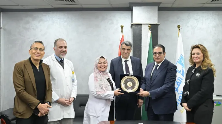 رئيس جامعة القاهرة يكرّم فريق مستشفى أورام الثدي بعد حصدهم الجائزة الذهبية في التميز الطبي