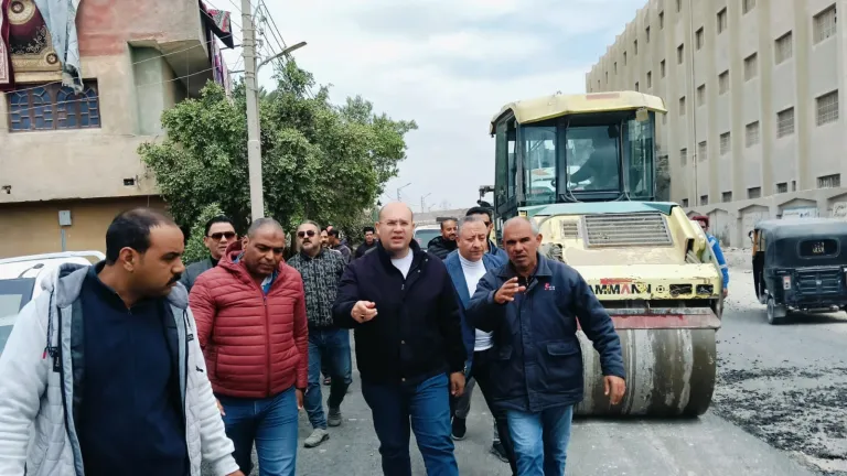 "بعيون المهندس".. نائب محافظ الجيزة يفحص بنفسه سُمك طبقات الرصف وجودتها بمركز الصف