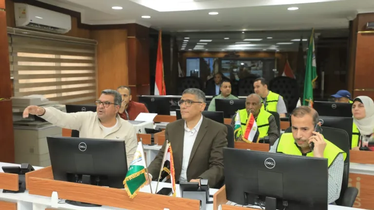 من داخل مركز السيطرة .. محافظ الجيزة يقود الاستعدادات النهائية لاستقبال عيد الفطر