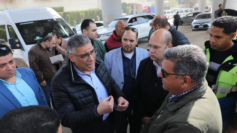 ضبط مخالفات وإجراءات قانونية ضد التعديات على الطرق والمرافق بأبو النمرس .. المحافظ يتواجد ميدانيا