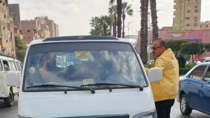 حملات المرور بالجيزة تطيح بالمخالفين .. إيقاف 9 سيارات سرفيس مخالفة