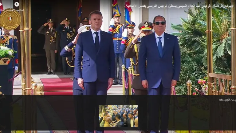 بالفيديو.. استقبال الرئيس السيسي لنظيره الفرنسي بقصر الاتحادية