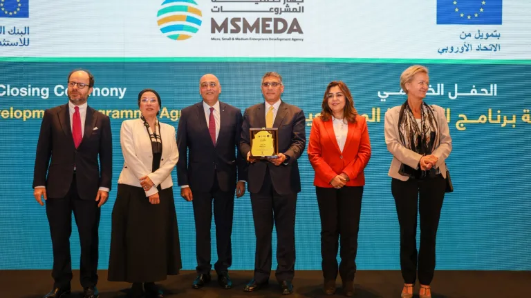 درع التقدير لمحافظ الجيزة .. النجار يقود مشروعات تنموية تمس حياة الآلاف