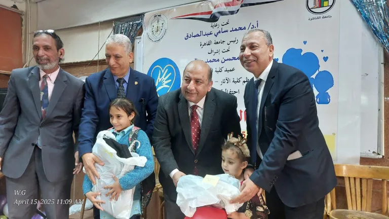 موسيقى وهدايا وابتسامات .. احتفالية جامعة القاهرة بالأيتام تضيء وجوه الصغار بالفرح