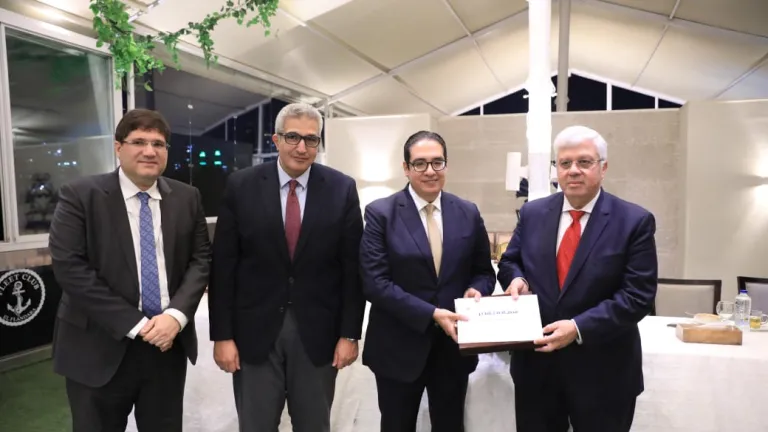 في تكريم يليق بالإنجاز .. رئيس جامعة القاهرة يتصدر المشهد بعد استقبال أسطوري لماكرون