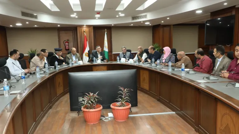 محافظ الجيزة يعتمد التعريفة الجديدة لوسائل النقل الجماعي والسرفيس .. تعرف على الأجرة الجديدة بجميع مواقف المحافظة