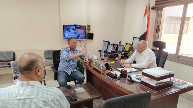 بعد تصاعد الغضب الشعبي .. "حواديت أون لاين" يحاور رئيس المدينة بشأن أكوام القمامة في مقابر الحوامدية .. ينقل نبض الشارع للمسؤولين