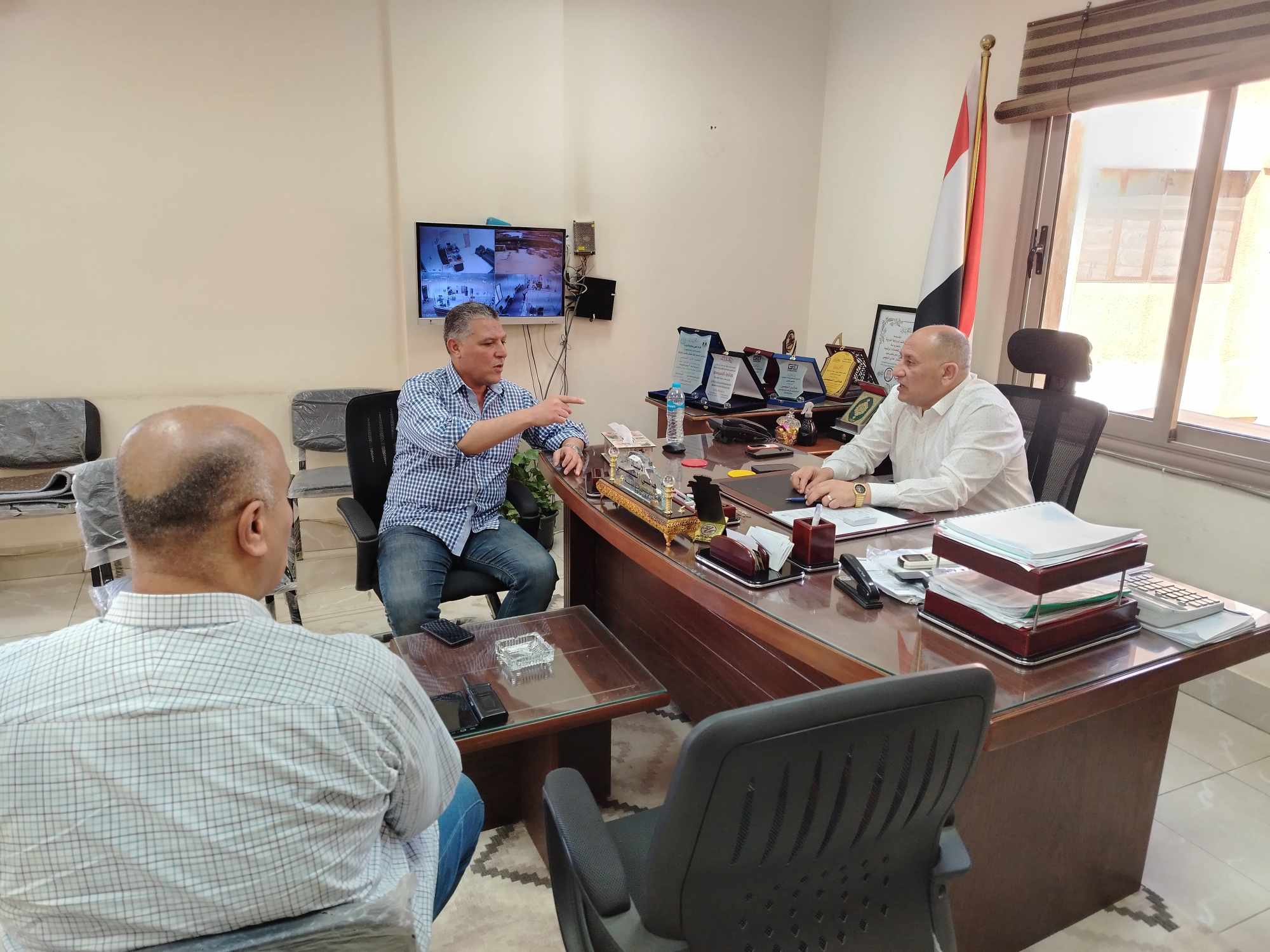 بعد تصاعد الغضب الشعبي .. “حواديت أون لاين” يحاور رئيس المدينة بشأن أكوام القمامة في مقابر الحوامدية .. ينقل نبض الشارع للمسؤولين