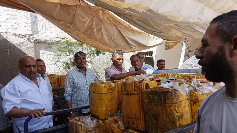 نهاية وشيكة لنشاط خطير .. رقابة الجيزة تكشف مصنعاً يعيد تدوير زيوت الطعام بطرق غير قانونية